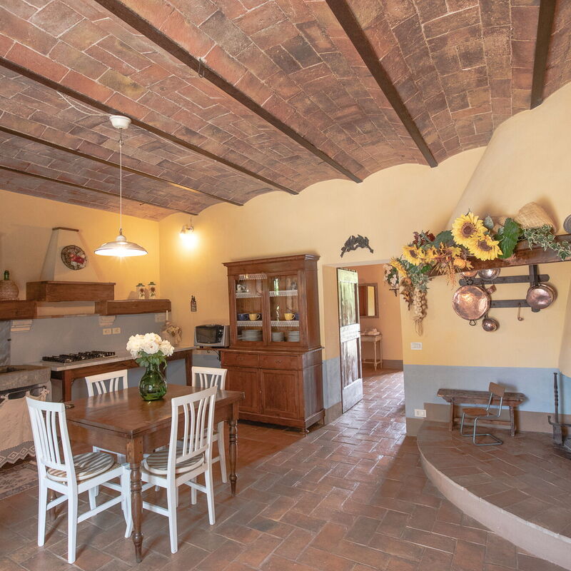 La Reggia Nel Podere: la-reggia-nel-podere-val-d-orcia-villa-living-room