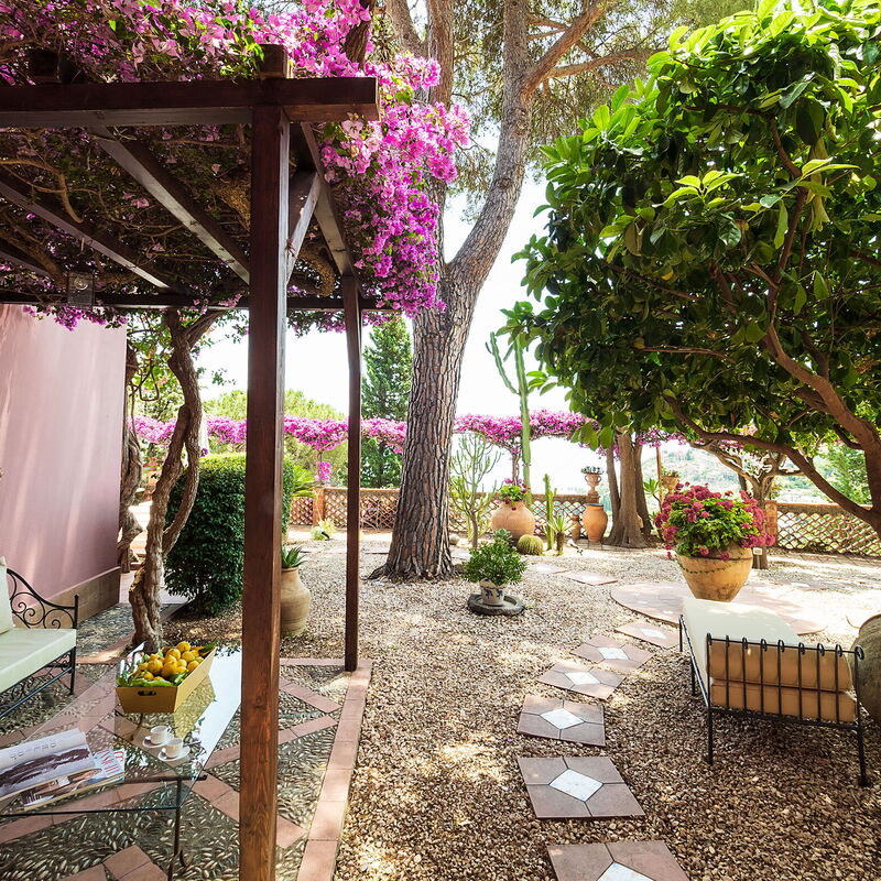 Villa Dioniso: villa-dioniso-taormina-swimming-garden