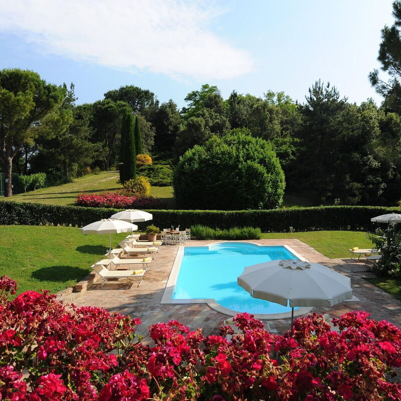Villa Liberio: villa-storica-colli-al-metauro-pesaro-urbino-pool-garden