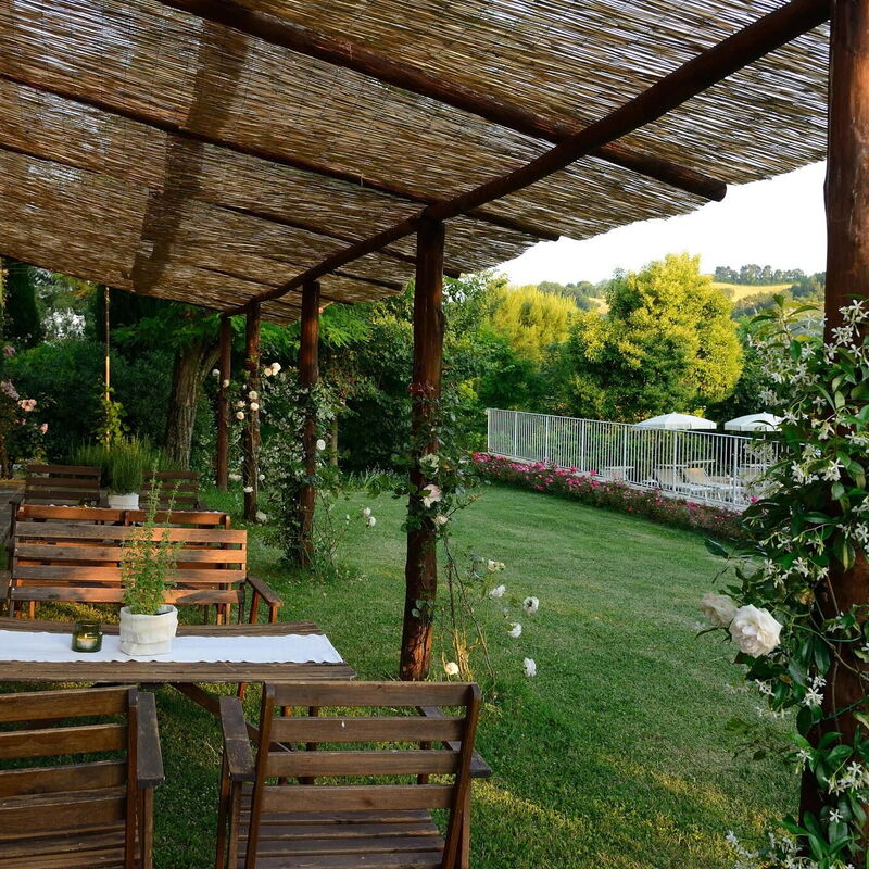 Antico Casolare: antico-casolare-colli-al-metauro-pesaro-urbino-patio