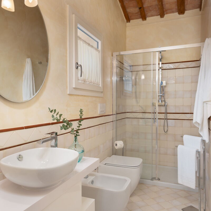 Villa Noemi: Amenities, Autumn, Bathroom, Room Detail, Spring, Summer