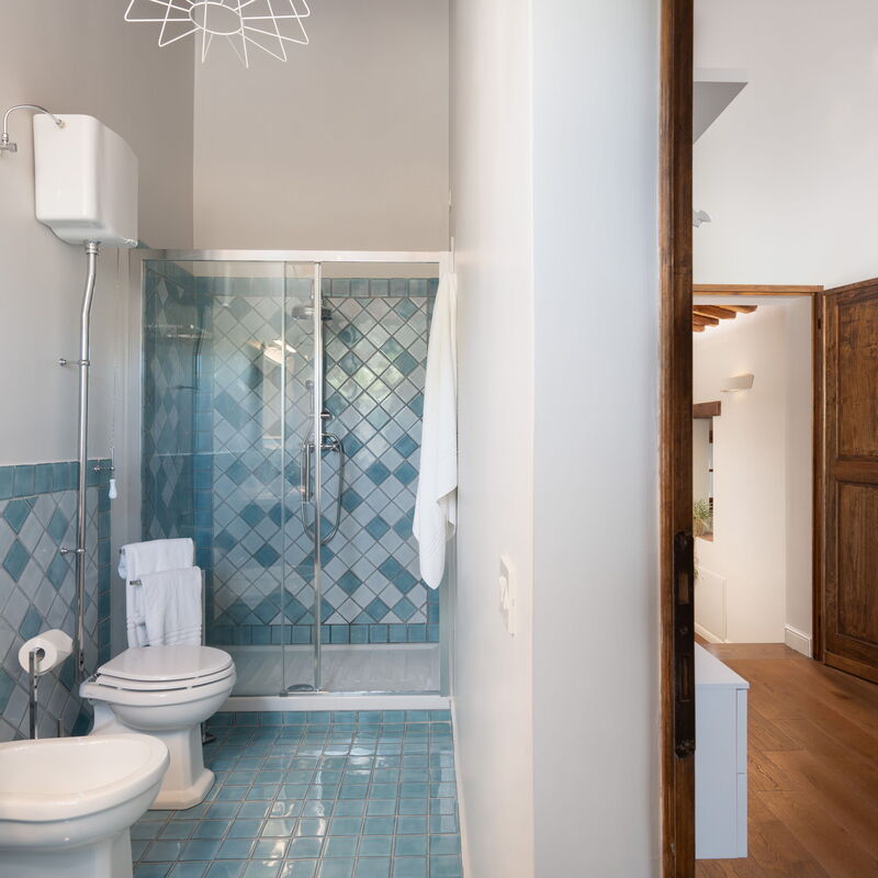 Villa Noemi: Amenities, Autumn, Bathroom, Room Detail, Spring, Summer