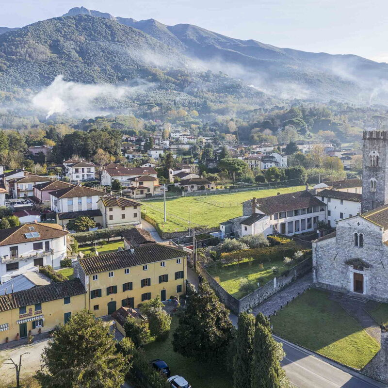 Casale Il Farro - Camaiore, Toscana: Autumn, Building Exterior, Spring, Summer